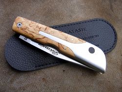 Couteau LE BACASSIER manche bouleau avec son étui de protection, fourreau de poche.