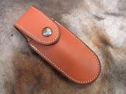 Etui de ceinture en cuir pour couteaux pliants L.LATASTE, BECASSIER, LOU PALOUMAYRE et  LE BAZADAIS. 