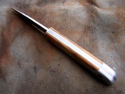 Couteau LE BECASSIER manche en Olivier, présentation dessus du couteau.