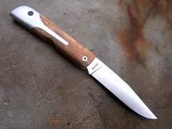 Couteau LE BACASSIER manche en bouleau avec petit guillochage sur le ressort ainsi que le dos de lame.