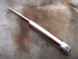Couteau LE BECASSIER manche en Olivier, présentation dessus du couteau.
