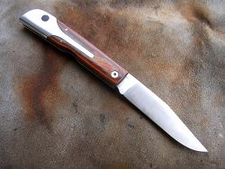 Couteau LE BACASSIER manche bouleau avec son étui de protection, fourreau de poche.