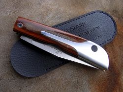 Couteau LE BACASSIER manche Olivier avec son étui de protection, fourreau de poche.