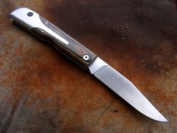 Couteau LE BECASSIER avec un manche en hêtre stabilisé gris ardoise