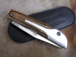 Couteau LE BACASSIER manche Olivier avec son étui de protection, fourreau de poche.