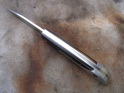 Couteau LE BECASSIER manche en ébène, présentation dessus du couteau.