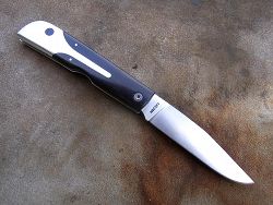 Couteau LE BACASSIER manche en ébène, présentation du couteau fermé.