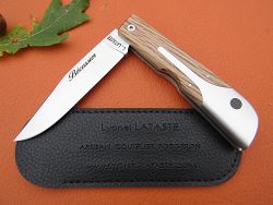 Couteau LE BACASSIER manche chêne avec son étui de protection, fourreau de poche.