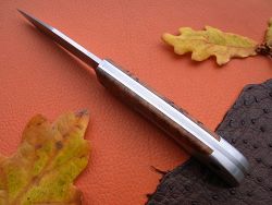 Couteau LE BECASSIER manche en racine de thuya, présentation dessus du couteau.