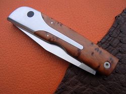 Couteau LE BACASSIER manche en racine de thuya, présentation du couteau fermé.