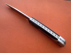 Couteau bécassier avec guillochage complet du ressort, dos de lame et vis de serrage