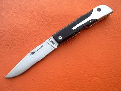Couteau LE BECASSIER manche en hêtre stabilisé, présentation dessus du couteau.
