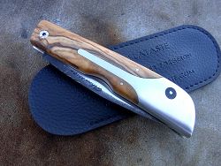 Couteau LE BACASSIER manche hêtre stabilisé avec son étui de protection, fourreau de poche.