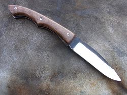 Couteau pliant Le Bazadais manche noyer et lame en acier, brut de forge.