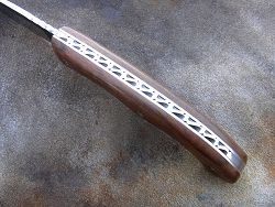 Couteau LE BAZADAIS lame acier avec guillochage sur le dos du ressort et à l'intérieur. Guillochage dos de lame.
