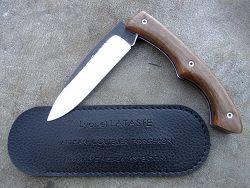Couteau LE BAZADAIS lame acier, présentation fermé avec son étui de protection,(fourreau de poche).