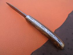 Couteau LE BAZADAIS lame damas avec guillochage sur le dos du ressort et à l'intérieur. Guillochage dos de lame.