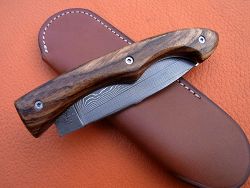 Couteau LE BAZADAIS lame damas, présentation fermé avec son étui de protection,(fourreau de poche).