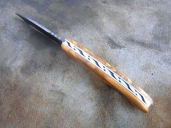 Couteau LE BAZADAIS lame damas avec guillochage sur le dos du ressort et à l'intérieur. Guillochage dos de lame.