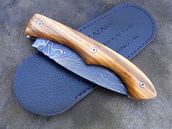 Couteau LE BAZADAIS lame damas, présentation fermé avec son étui de protection,(fourreau de poche).