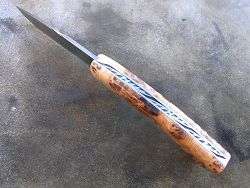 Couteau Le GRAAL lame damas avec guillochage sur le dos du ressort et à l'intérieur. Guillochage dos de lame.