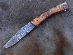 Couteau Le GRAAL manche en magnifique loupe de genévrier avec lame en damas forgé.
