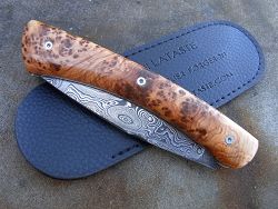 Couteau Le GRAAL, magnifique loupe de genévrier, lame damas avec son étui de protection,(fourreau de poche)