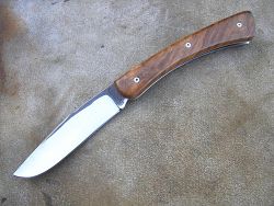 Couteau pliant Le GRAAL manche en châtaignier avec une lame forgée en acier XC75 OXYDABLE.