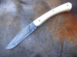 Couteau Le GRAAL manche en ivoire de phacochère avec lame en damas forgé motif torsadé