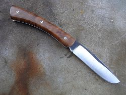 Couteau pliant Le GRAAL manche en châtaignier avec une lame forgée en acier XC75 OXYDABLE.