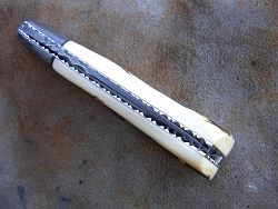 Couteau Le GRAAL ivoire de mammouth avec guillochage sur tout le tour intérieur des platines 