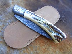 Couteau Le GRAAL ivoire de mammouth, lame damas, livré avec son étui de protection en cuir. (fourreau de poche)