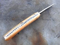 Couteau pliant Le GRAAL avec guillochage sur le dos du ressort et à l'intérieur. Guillochage dos de lame.