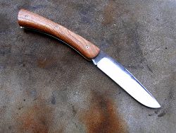 Couteau pliant Le GRAAL manche en frêne avec une lame forgée en acier XC75 OXYDABLE.