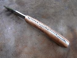 Couteau pliant Le GRAAL avec guillochage sur le dos du ressort et à l'intérieur. Guillochage dos de lame.