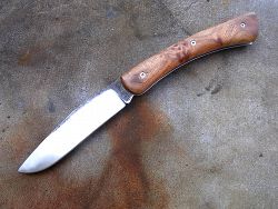 Couteau pliant Le GRAAL manche en orme avec une lame forgée en acier XC75 OXYDABLE.