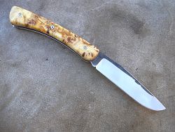 Couteau pliant Le GRAAL manche en frêne avec une lame forgée en acier XC75 OXYDABLE.