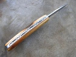 Couteau pliant Le GRAAL avec guillochage sur le dos du ressort et à l'intérieur. Guillochage dos de lame.