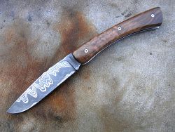 Couteau Le GRAAL lame damas avec guillochage sur le dos du ressort et à l'intérieur. Guillochage dos de lame.