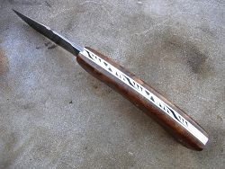 Couteau pliant Le GRAAL manche en bouleau teintée avec une lame en acier INOXYDABLE 14c28.