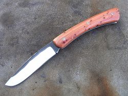 Couteau Le GRAAL manche en hêtre échauffé avec lame en damas forgé.