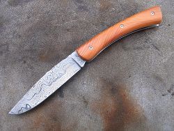 Couteau Le GRAAL manche en bois d'if avec lame en damas forgé.