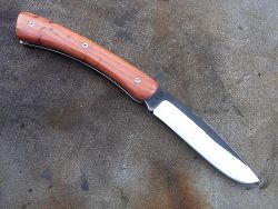 Couteau Le GRAAL manche en genévrier avec lame en acier 14C28N brut de forge INOXYDABLE.