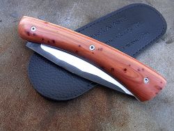 Couteau Le GRAAL manche en genévrier avec son étui de protection (fourreau de poche)