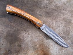 Couteau Le GRAAL manche en os stabilisé avec lame en damas forgé.