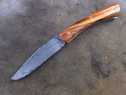 Couteau Le GRAAL lame damas avec guillochage sur le dos du ressort et à l'intérieur. Guillochage dos de lame.