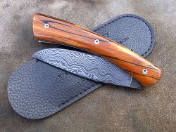Couteau Le GRAAL lame damas avec son étui de protection,(fourreau de poche).