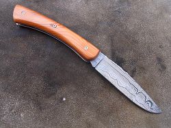 Couteau Le GRAAL manche en bois d'if avec lame en damas forgé.