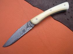 Couteau Le GRAAL lame damas ivoire de mammouth avec guillochage sur le dos du ressort et à 