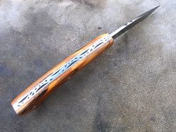 Couteau pliant Le GRAAL avec guillochage sur le dos du ressort et à l'intérieur. Guillochage dos de lame.
